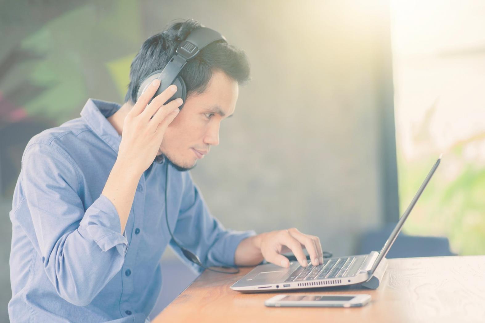 Profesionales trabajando en seguridad bancaria digital